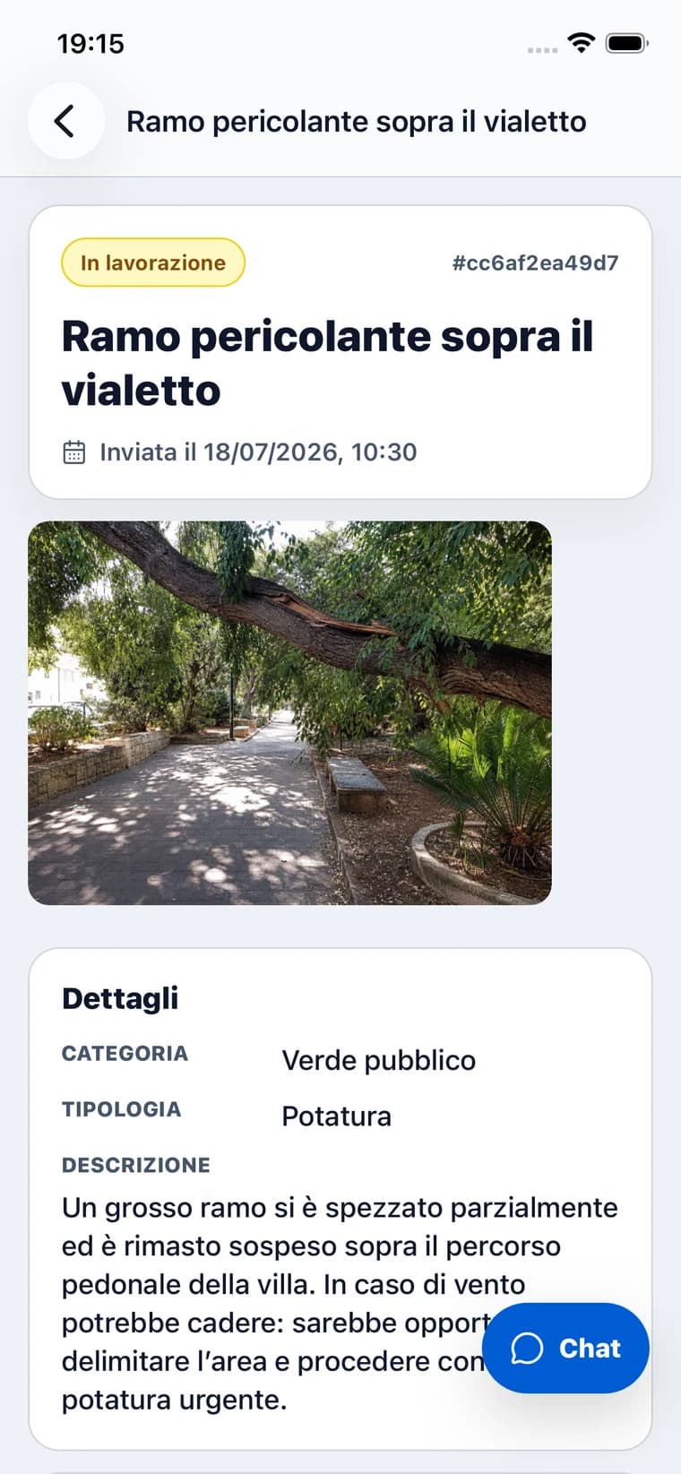 Dettaglio di una segnalazione nell'app: stato in lavorazione, foto, categoria, tipologia e descrizione.